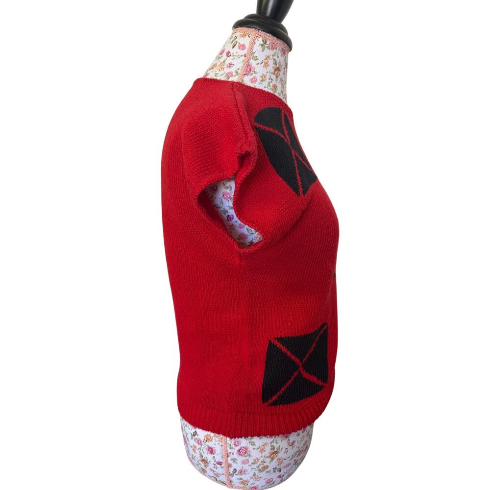 Headliners sweater, featuring a bold red and black geometric design. Women med